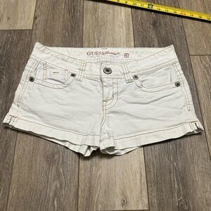 🛍️ Guess 2 inches shorts excellent condition.